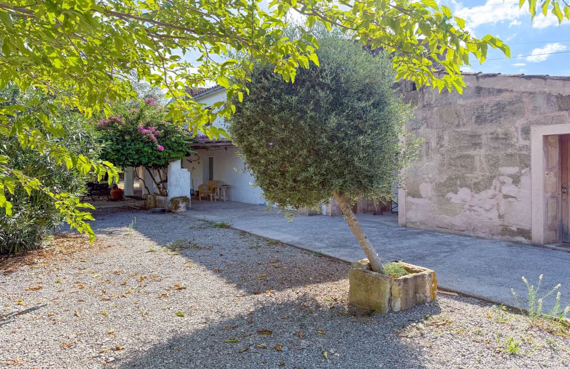 Country house with holiday rental license in Puerto Pollensa Mallorca with project to build a new house with pool